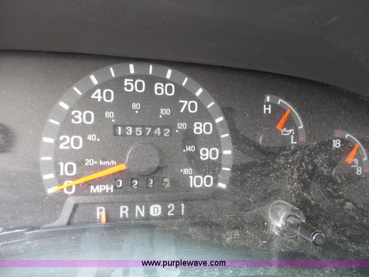 image for item L3722 2003 Ford 801 ambulance