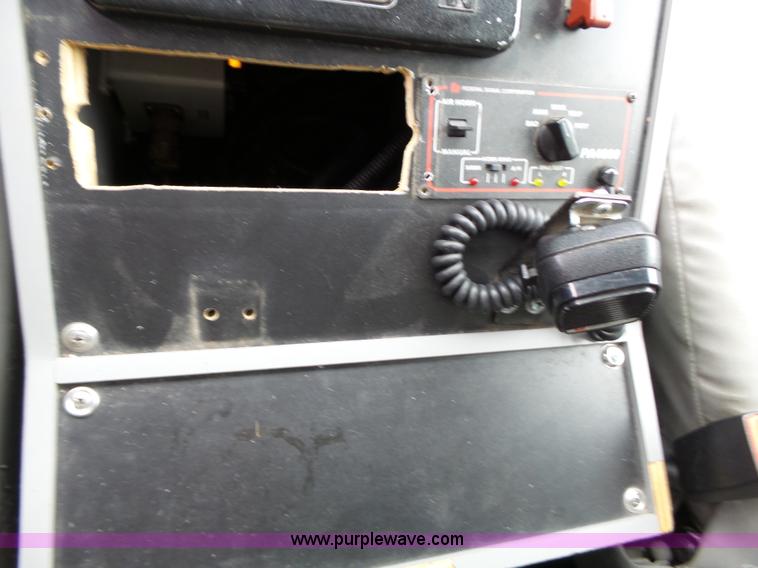 image for item L3722 2003 Ford 801 ambulance