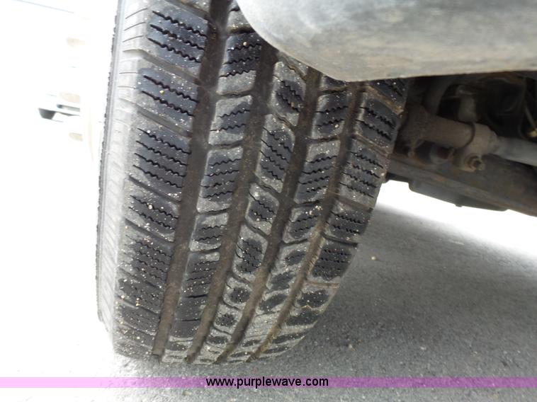 image for item L3722 2003 Ford 801 ambulance