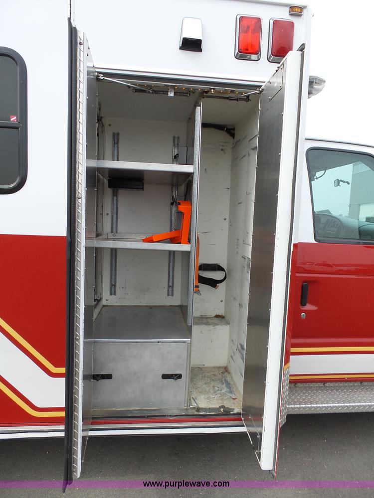 image for item L3722 2003 Ford 801 ambulance