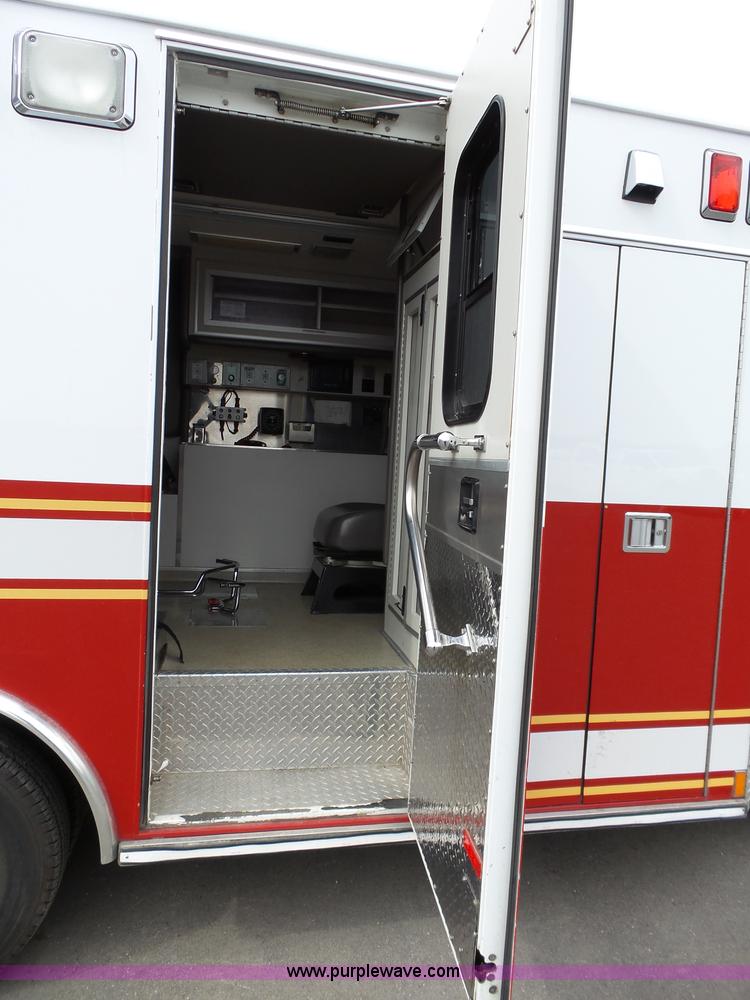 image for item L3722 2003 Ford 801 ambulance