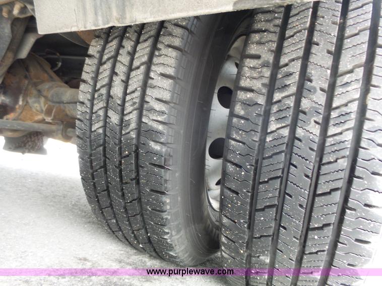 image for item L3722 2003 Ford 801 ambulance