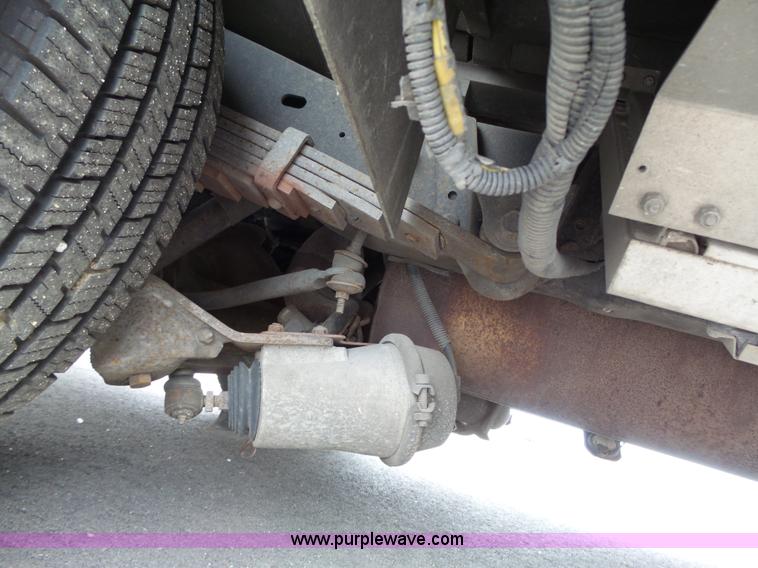 image for item L3722 2003 Ford 801 ambulance