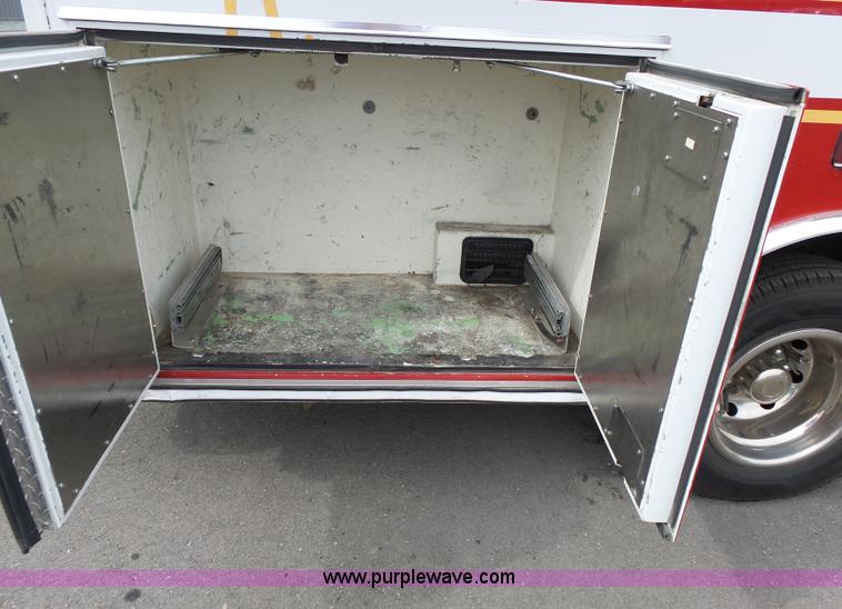 image for item L3722 2003 Ford 801 ambulance