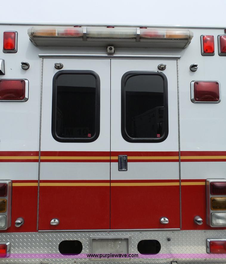 image for item L3722 2003 Ford 801 ambulance