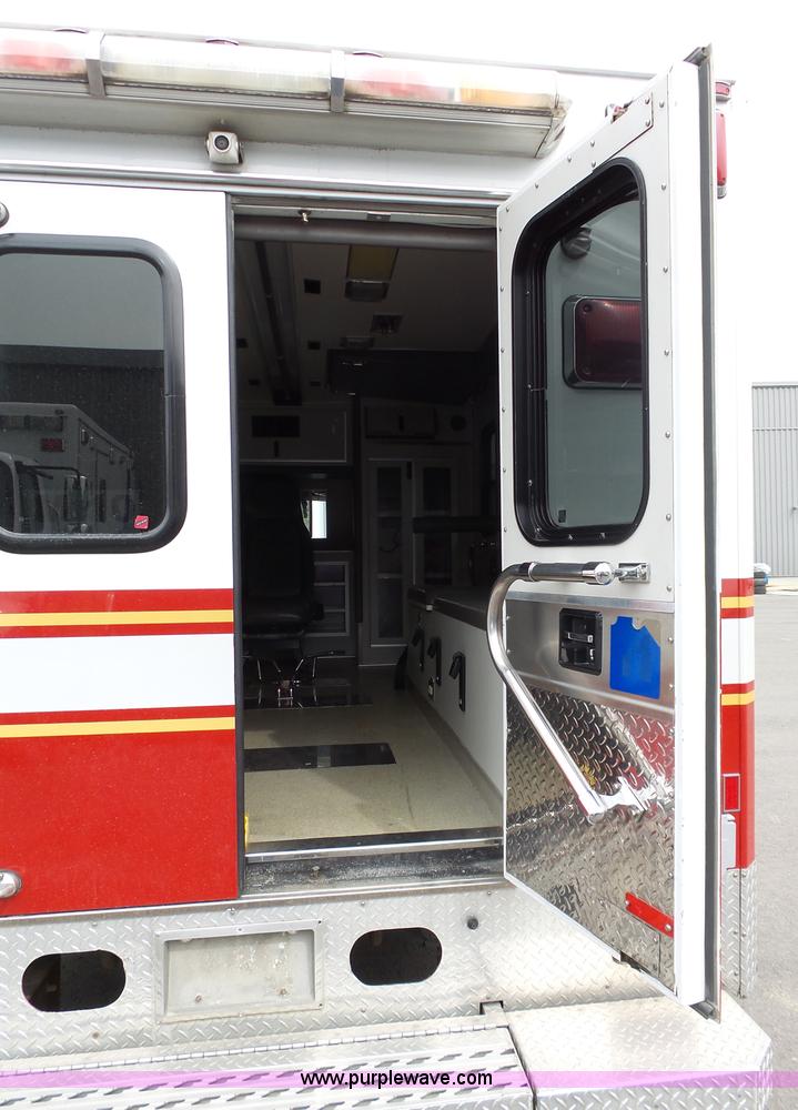 image for item L3722 2003 Ford 801 ambulance