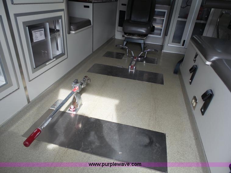 image for item L3722 2003 Ford 801 ambulance