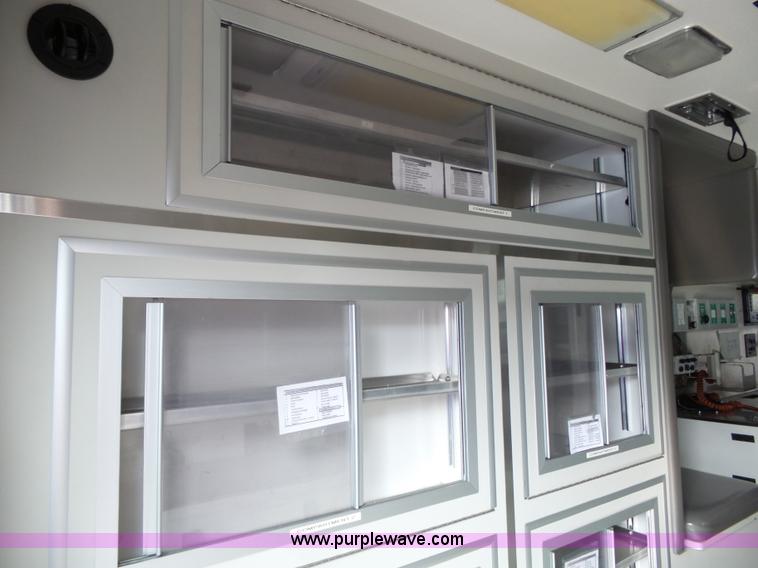 image for item L3722 2003 Ford 801 ambulance