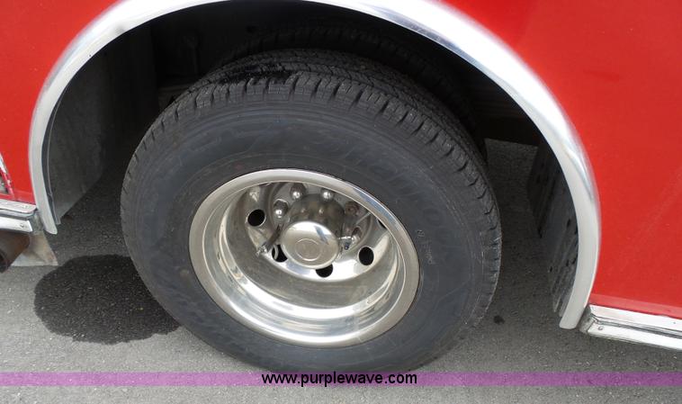 image for item L3722 2003 Ford 801 ambulance