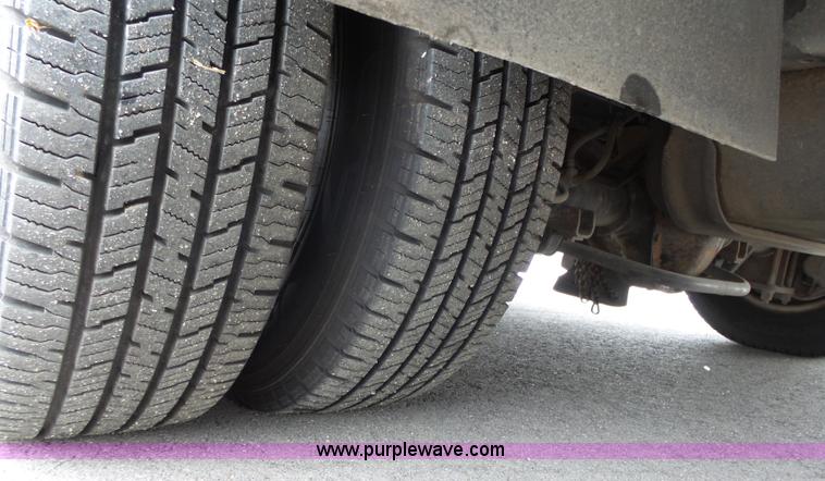 image for item L3722 2003 Ford 801 ambulance