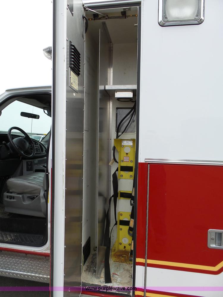 image for item L3722 2003 Ford 801 ambulance
