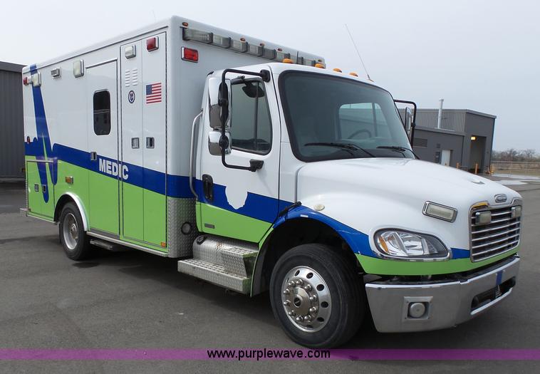 image for item L3723 2005 Freightliner Business Class M2 ambulance