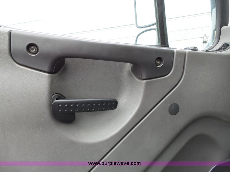 image for item L3723 2005 Freightliner Business Class M2 ambulance