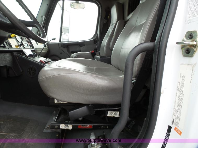 image for item L3723 2005 Freightliner Business Class M2 ambulance