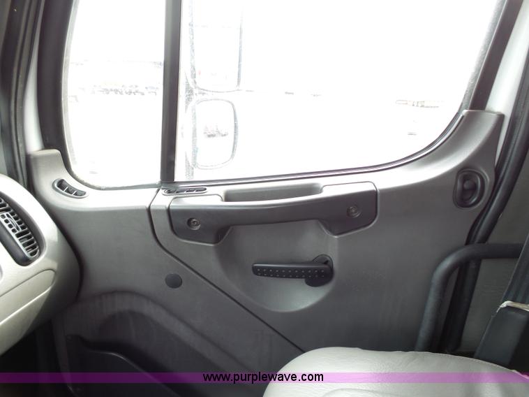 image for item L3723 2005 Freightliner Business Class M2 ambulance