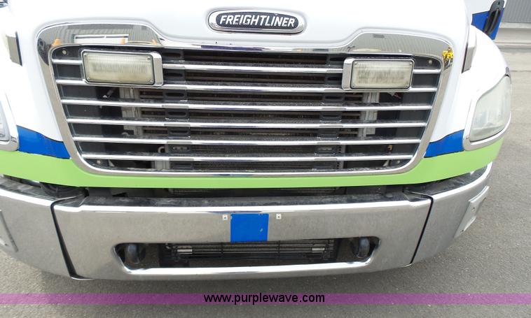 image for item L3723 2005 Freightliner Business Class M2 ambulance