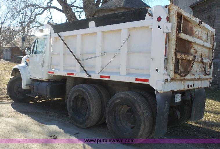 image for item L4751 1992 International 4900 dump truck
