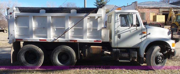 image for item L4751 1992 International 4900 dump truck