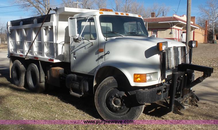 image for item L4751 1992 International 4900 dump truck