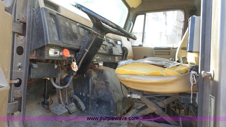 image for item L4751 1992 International 4900 dump truck