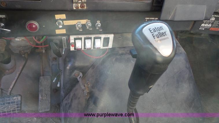 image for item L4751 1992 International 4900 dump truck