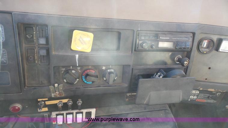 image for item L4751 1992 International 4900 dump truck