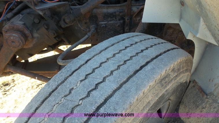 image for item L4751 1992 International 4900 dump truck