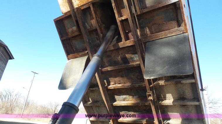 image for item L4751 1992 International 4900 dump truck