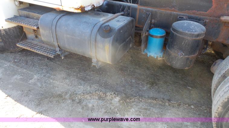 image for item L4751 1992 International 4900 dump truck