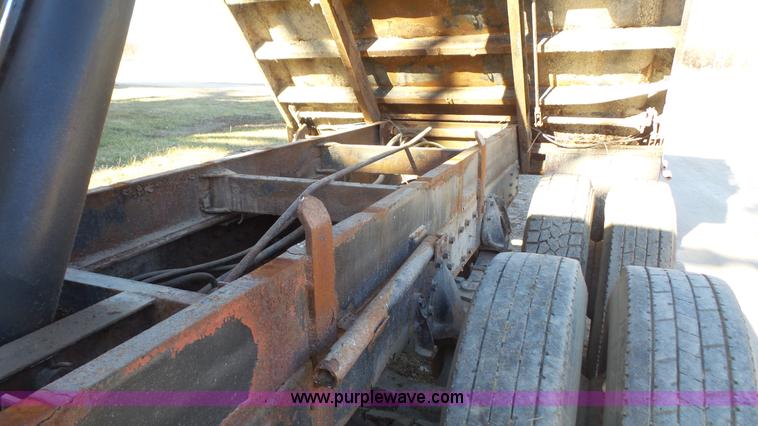 image for item L4751 1992 International 4900 dump truck