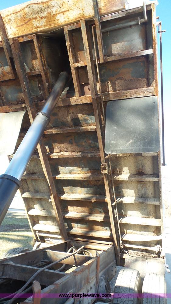 image for item L4751 1992 International 4900 dump truck