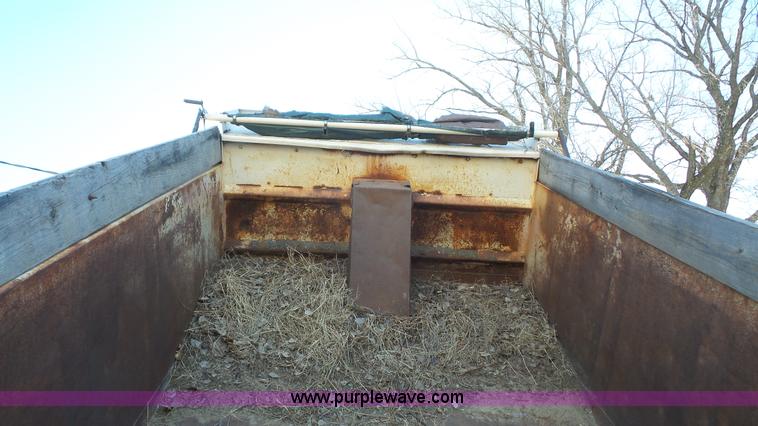 image for item L4751 1992 International 4900 dump truck