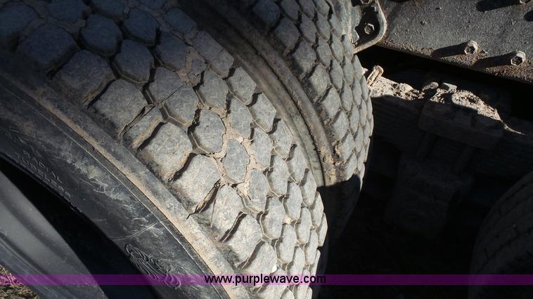 image for item L4751 1992 International 4900 dump truck