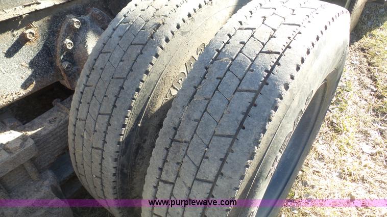 image for item L4751 1992 International 4900 dump truck