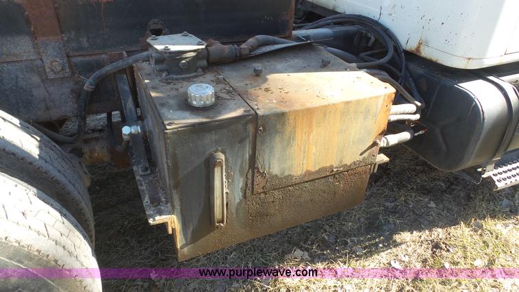 image for item L4751 1992 International 4900 dump truck