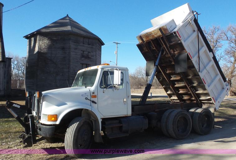 image for item L4751 1992 International 4900 dump truck