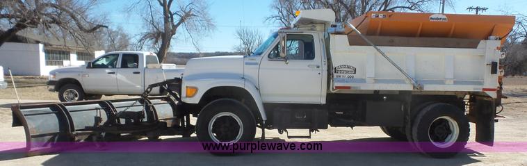 image for item L4753 1995 Ford F800 Super Duty dump truck