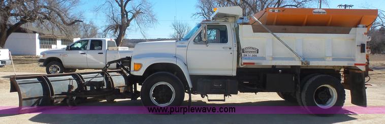 image for item L4753 1995 Ford F800 Super Duty dump truck