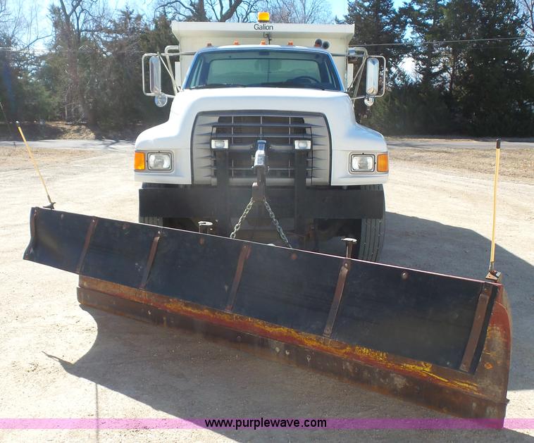 image for item L4753 1995 Ford F800 Super Duty dump truck