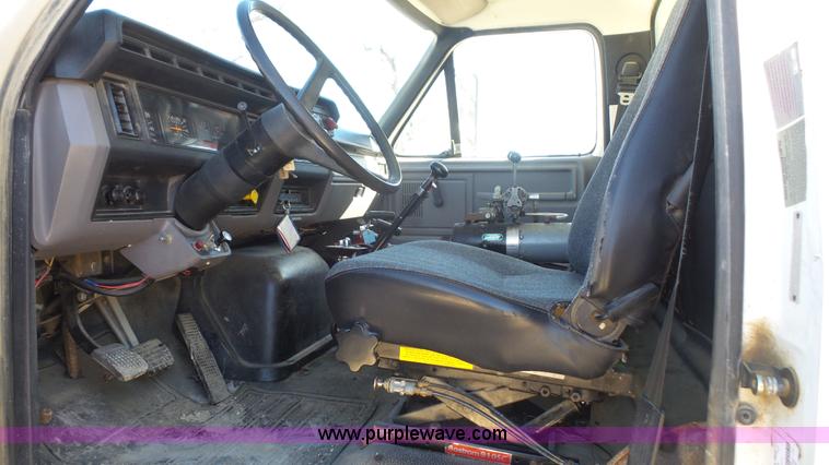 image for item L4753 1995 Ford F800 Super Duty dump truck