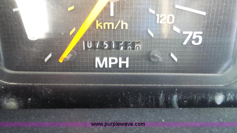 image for item L4753 1995 Ford F800 Super Duty dump truck