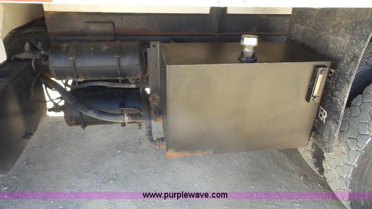 image for item L4753 1995 Ford F800 Super Duty dump truck