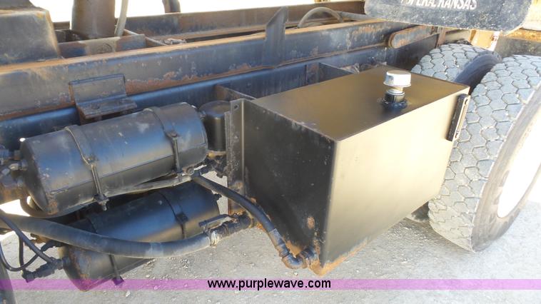 image for item L4753 1995 Ford F800 Super Duty dump truck