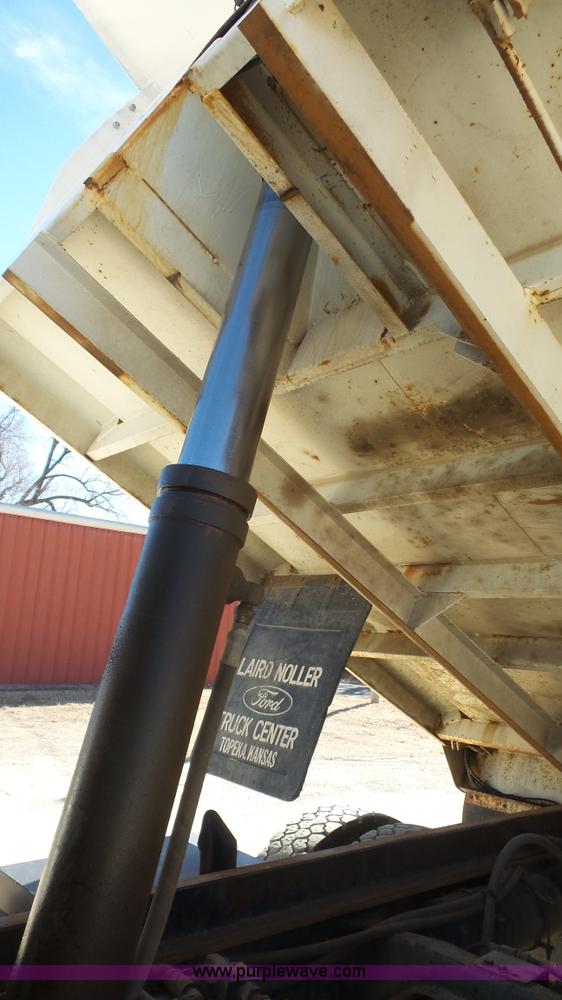 image for item L4753 1995 Ford F800 Super Duty dump truck