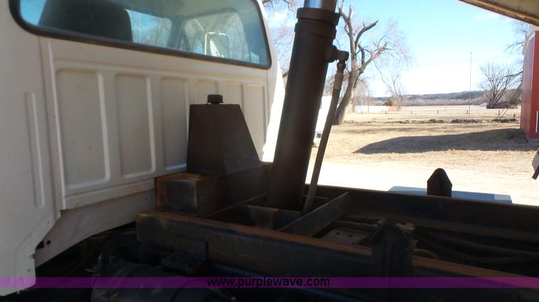 image for item L4753 1995 Ford F800 Super Duty dump truck