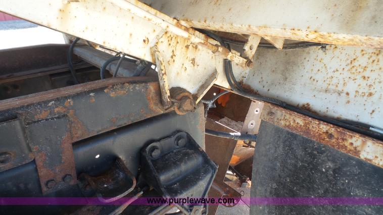 image for item L4753 1995 Ford F800 Super Duty dump truck