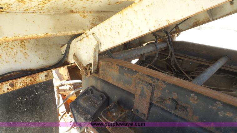 image for item L4753 1995 Ford F800 Super Duty dump truck