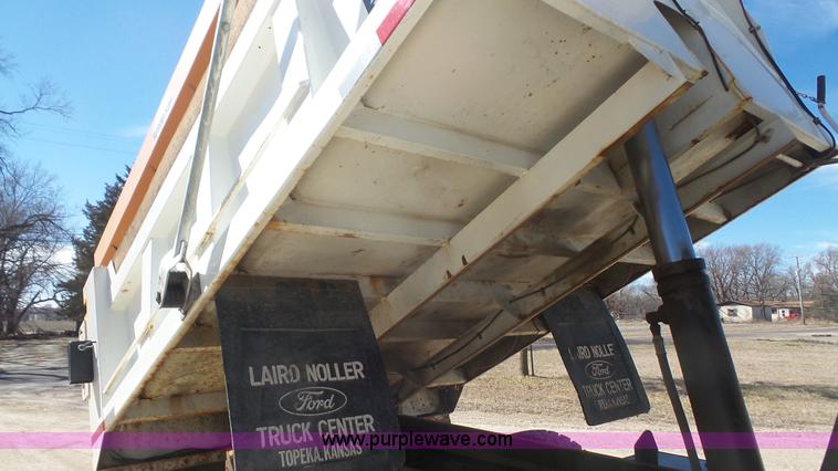 image for item L4753 1995 Ford F800 Super Duty dump truck
