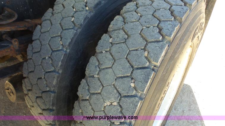 image for item L4753 1995 Ford F800 Super Duty dump truck