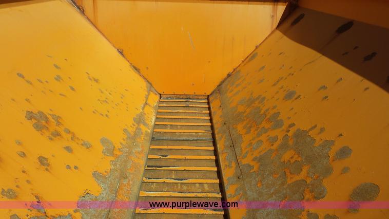 image for item L4753 1995 Ford F800 Super Duty dump truck